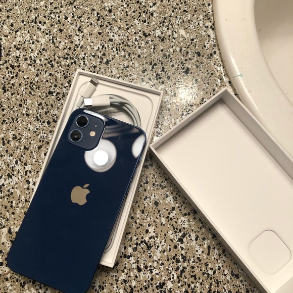 iPhone 12 - Picture 4 of 6